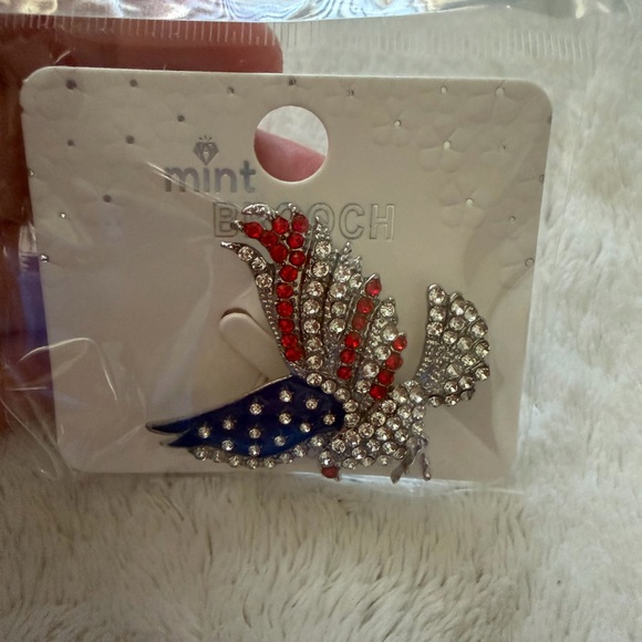 🎀 5 for $25 🎀 Patriotic Eagle Brooch with Rhinestones - Picture 2 of 2